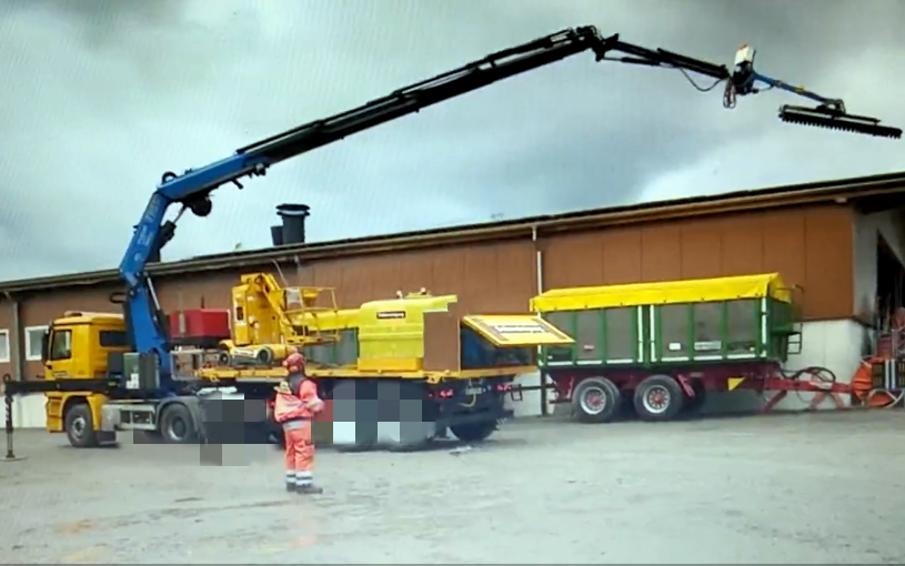 高空太陽(yáng)能板洗掃車
