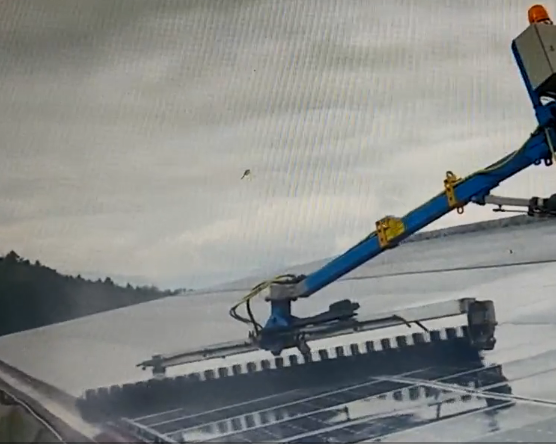 高空太陽(yáng)能板洗掃車