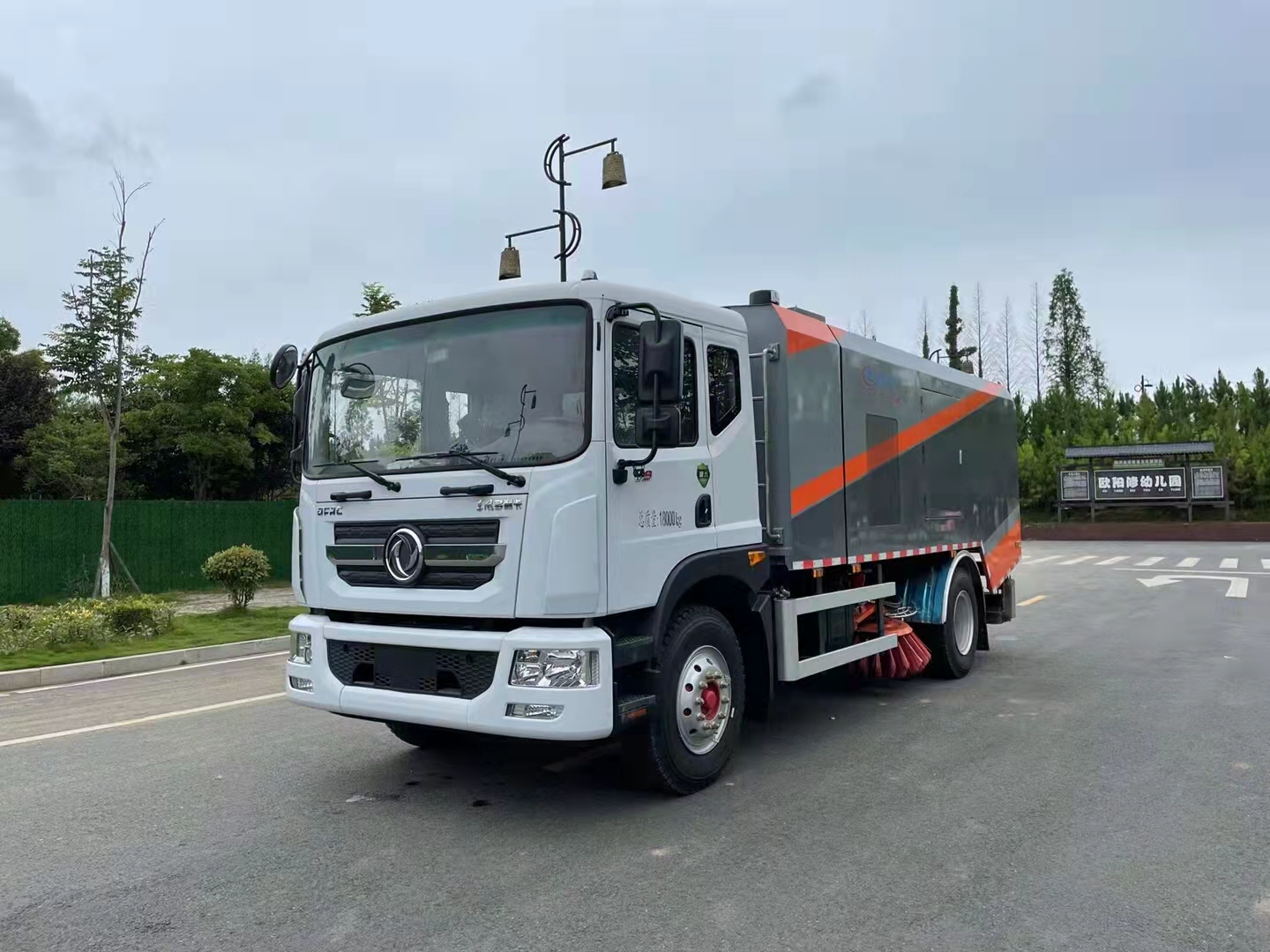 東風D9后置滾掃干濕兩用銑刨吸塵車