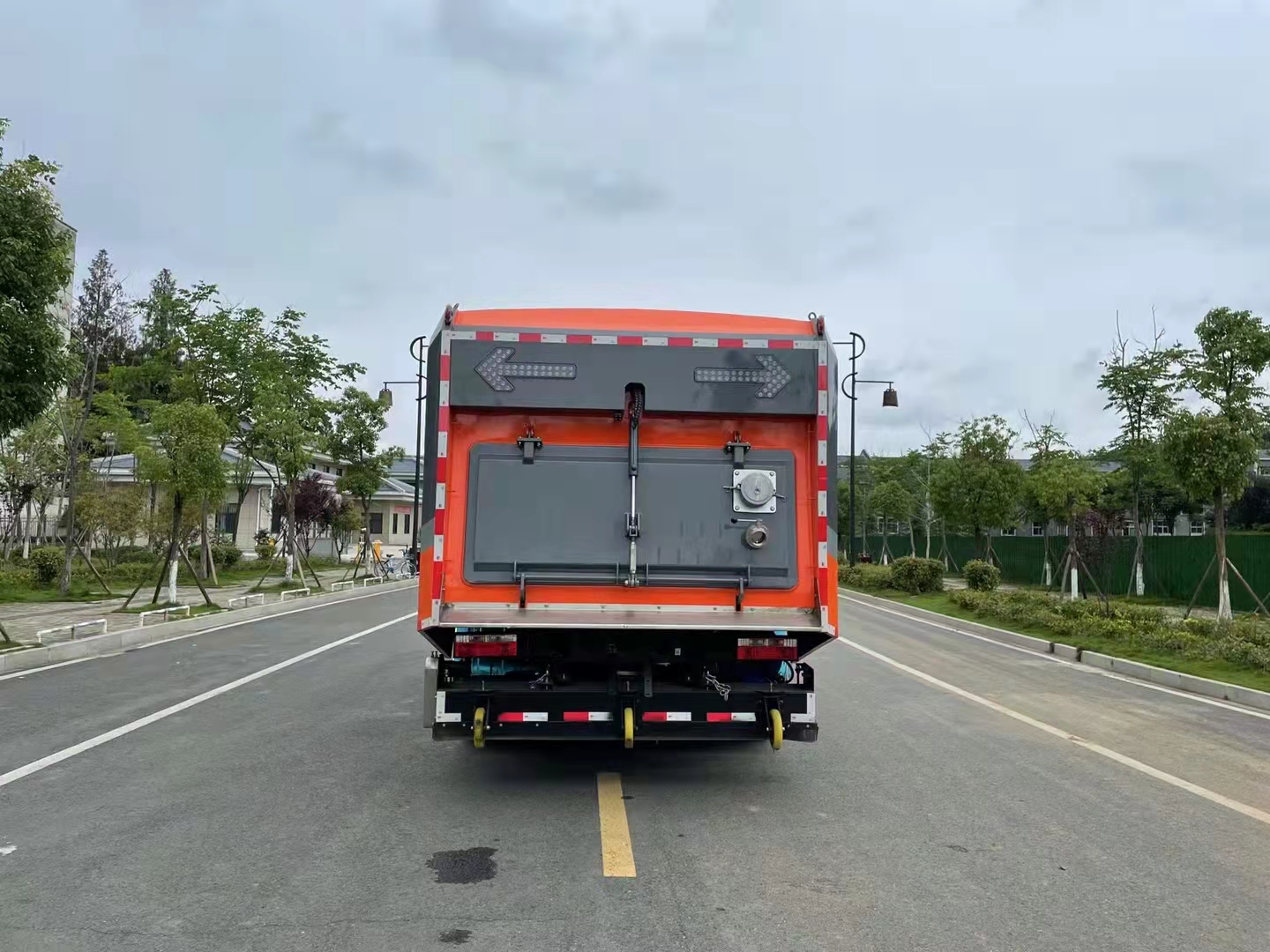 東風D9后置滾掃干濕兩用銑刨吸塵車